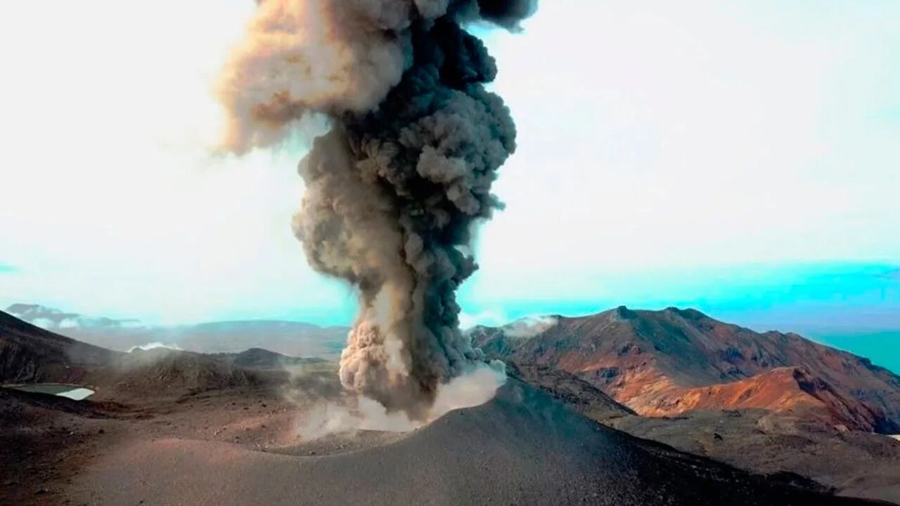 Извержение вулкана эбеко 2021. Эбеко вулкан извержение 2022. Курильский вулкан эбеко. Парамушир эбеко. Вулкан выбросил.