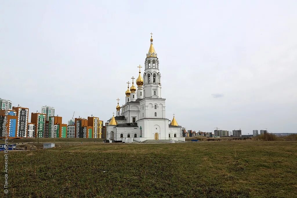 Храм строителей академический. Храм строителей екатеринбург академический. Храм святых божиих строителей в академическом районе. Храм благовещения пресвятой богородицы екатеринбург академический. Храм святых божиих строителей в академическом районе.