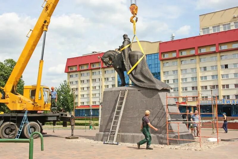 Князь гедимин в вильнюсе. Бульвар князя гедимина. Бульвар князя гедимина. Князь гедимин в вильнюсе. Памятник великому князю гедимину.
