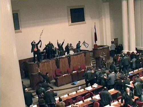 Шеварднадзе и Саакашвили. Грузия 2003 год парламент. Революция роз в Грузии 2003. Революция роз в Грузии 2003 Шеварднадзе. Захват парламента
