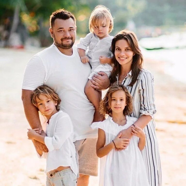 семья смотрит кино. фотография семьи. семья в кино. семья со счастливым ребёнком. аббатство даунтон премьера 2022.