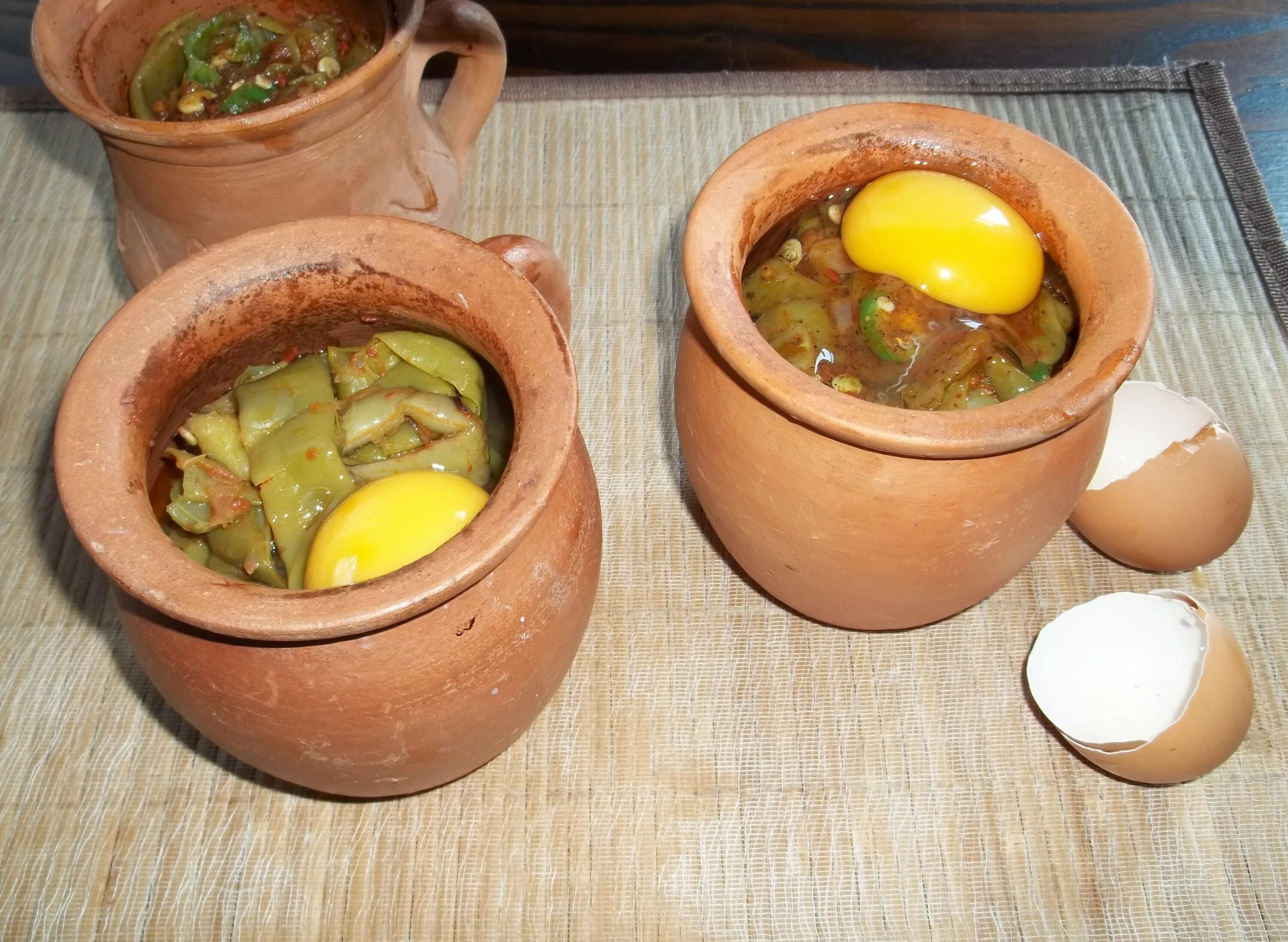 мясо в горшочках по домашнему. почки тушеная в горшочке красивое фото. жульен в горшочке в микроволновке. рагу в горшочках. жаркое в горшочке в микроволновке.