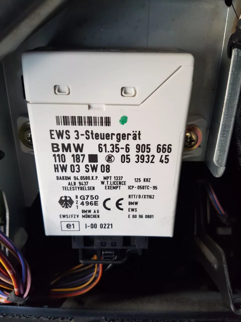 Где находится блок ews. Bmw 5 e39 блок ews. ews 3 bmw e39 cas. блок евс бмв е39. блок евс 3 е53.