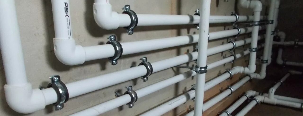 трубы сантехники в ванной. старые водопроводные трубы. разводка водопроводных труб в ванной. трубы отопления в подвале. конденсат водопроводных трубах.