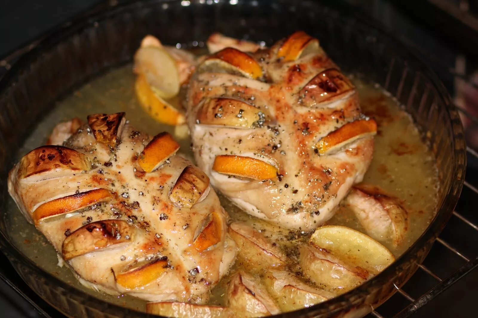 куриная грудка с яблоками в духовке. курица запеченная с яблоками. куриное филе запеченное с яблоками. куриная грудка с яблоками. куриное филе с яблоками в духовке.