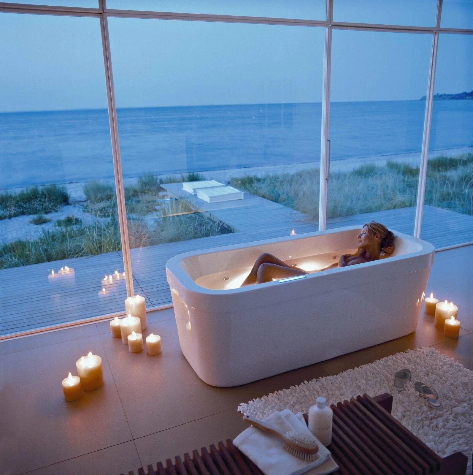 Стационарная ванна. Красивая ванна. Джакузи с панорамным видом. Уютная красивая ванна. Ванная комната с видом на море.