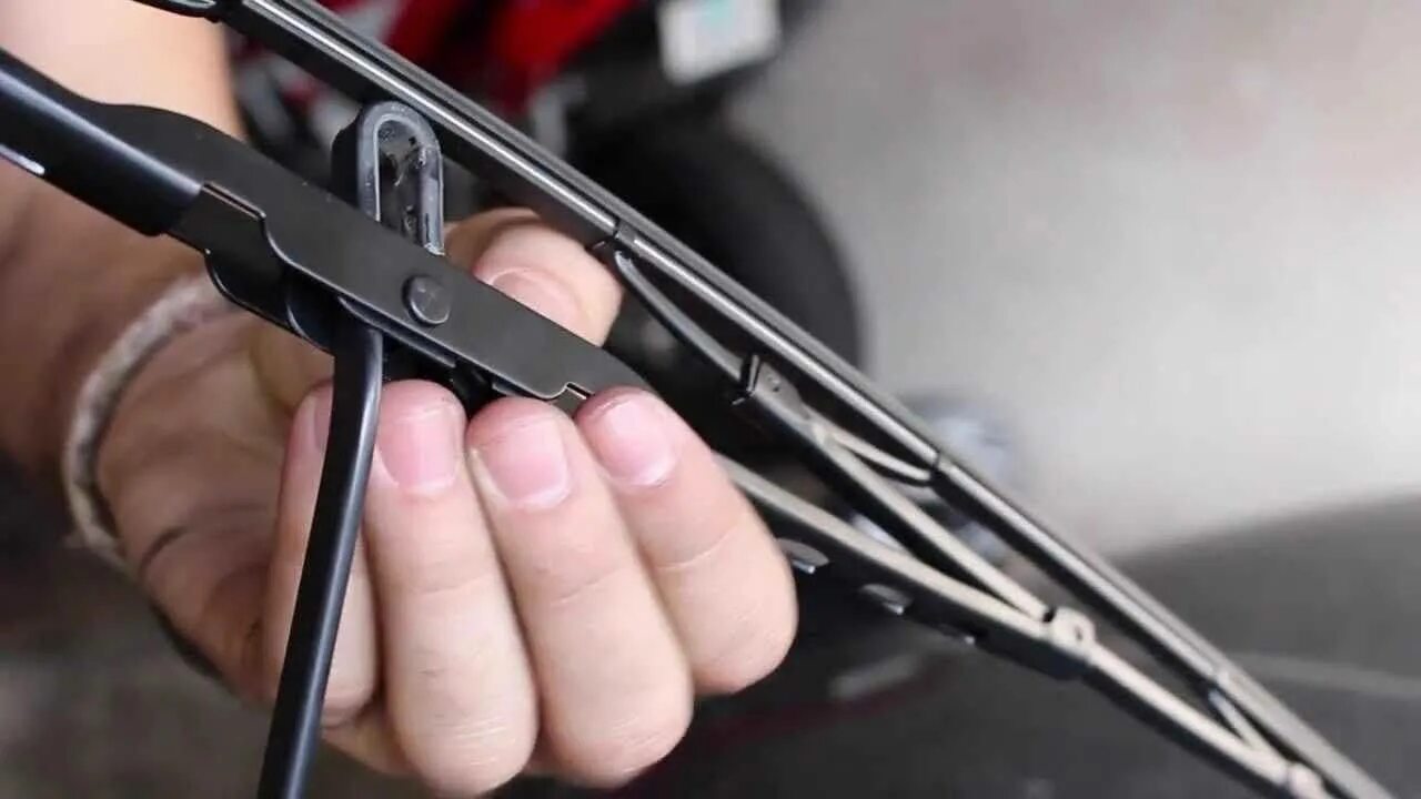 Бескаркасные дворники bosch адаптеры. Каркасные щетки стеклоочистителя. Как поменять щетки стеклоочистителя. Щетки стеклоочистителя крючок. Щетки дворников авео седан 2008 года бескаркасные.