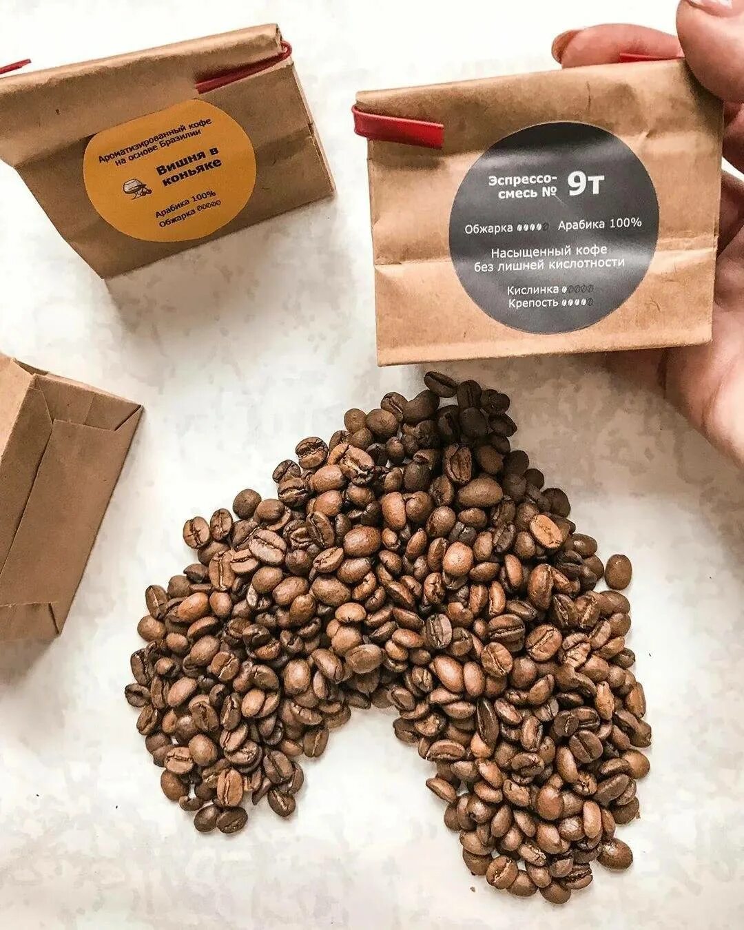 Лучший кофе робуста. Сорта кофе арабика и робуста. кофе arabica robusta. сорта кофе в зернах арабика и робуста. сорт кофе робуста и арабика отличия.