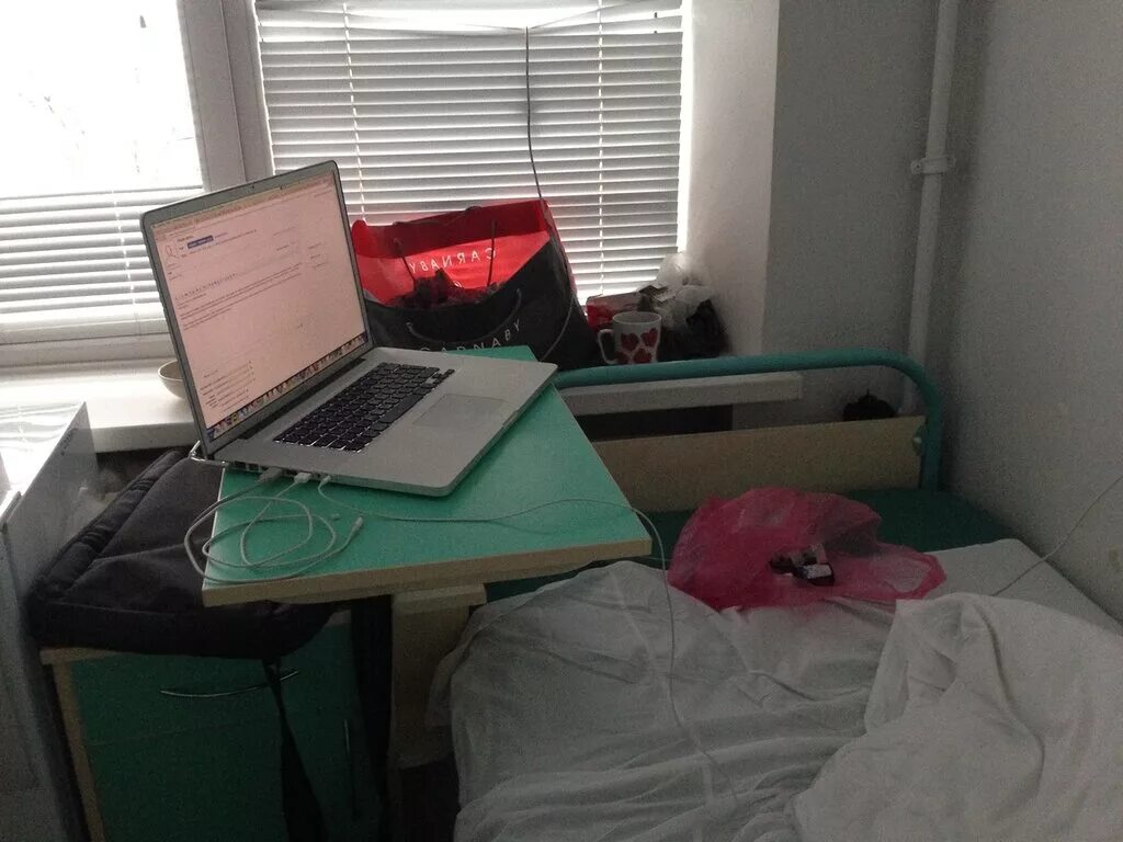 человек в койке с телефоном. можно ли ноутбук в больнице. врач помогает паре забеременеть видео. ноутбук в палате больницы. можно ли ноутбук в больнице.