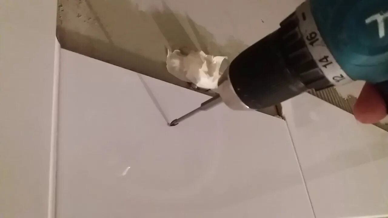 Отверстие в плитке. Отверстие в керамической плитке. Сверлить плитку в шов. Сверление отверстий в плитке. Просверлить кафельную плитку.