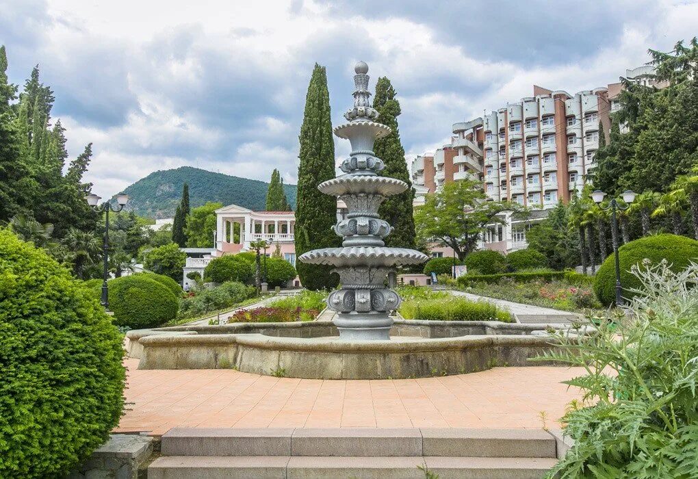 Алушта фото. Санаторий Алушта Крым. Профессорский уголок Алушта. Город Алушта санаторий Алушта. Крымский санаторий Алушта.