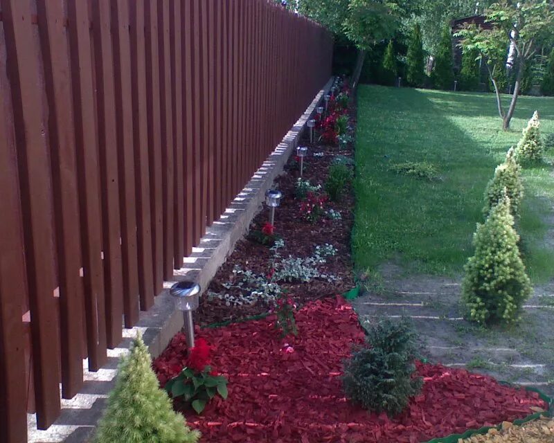 Вдоль стен 10 кресел в квадратном зале. Поставить вдоль. Поставить вдоль. Клумбы вдоль забора на даче. В квадратном зале для танцев.