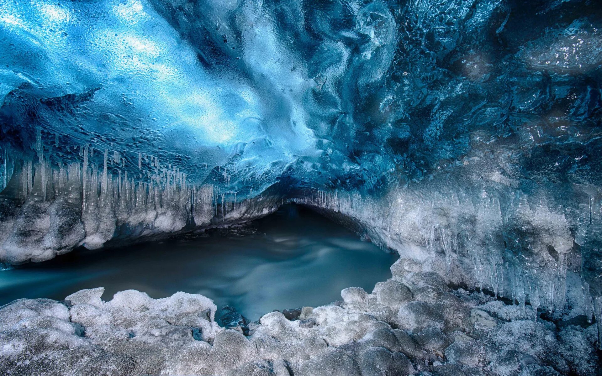 Лед снизу. Пещера Скафтафелл, Исландия. Исландия ледник ватнайёкюдль. Пещеры ледника ватнайёкюдль, Исландия. Ледниковая пещера Парадайз.