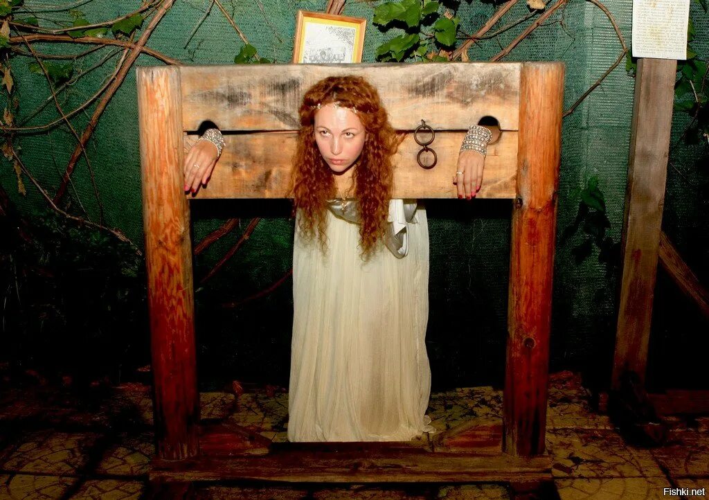 Связанные девушки в багажнике. Связанные красивые девушки. Девушка в цепях. Связанные волосы. Связанные головы девушки.