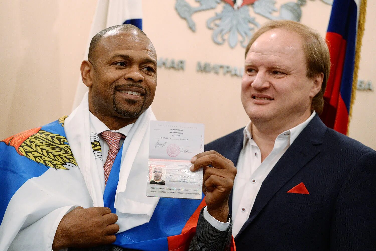 Боксер принявший российское гражданство. Рой Джонс младший получил гражданство РФ. Рой Джонс фото.