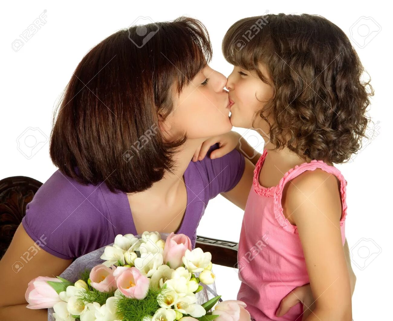 Мама целует дочь. Поцелуй мамы. Мать с дочкой поцелуй. Мама с дочкой лесбиянят.