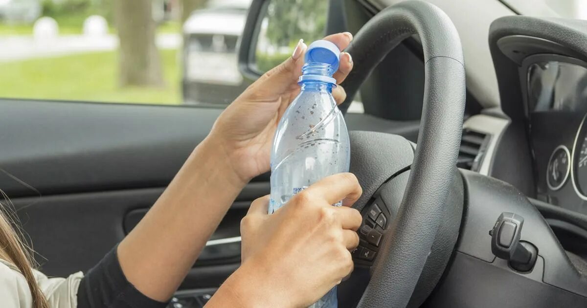Залил водой салон. Антифриз в машине. Авто после потопа салон. Вода в салоне автомобиля. Авто после потопа салон.