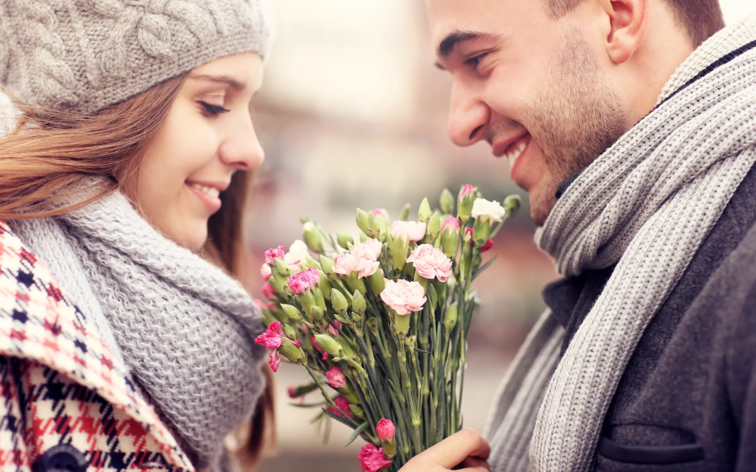 Мужчина романтик. Парень дарит девушке цветы. Девушке дарят цветы. Мужчина дарит цветы женщине. Мужчина и женщина цветы.