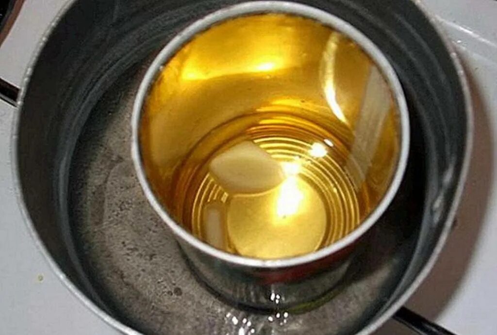 плавление воска на водяной бане. растопленный воск. плавление воска на водяной бане. свечной воск расплавленный. водяная баня для свечей.