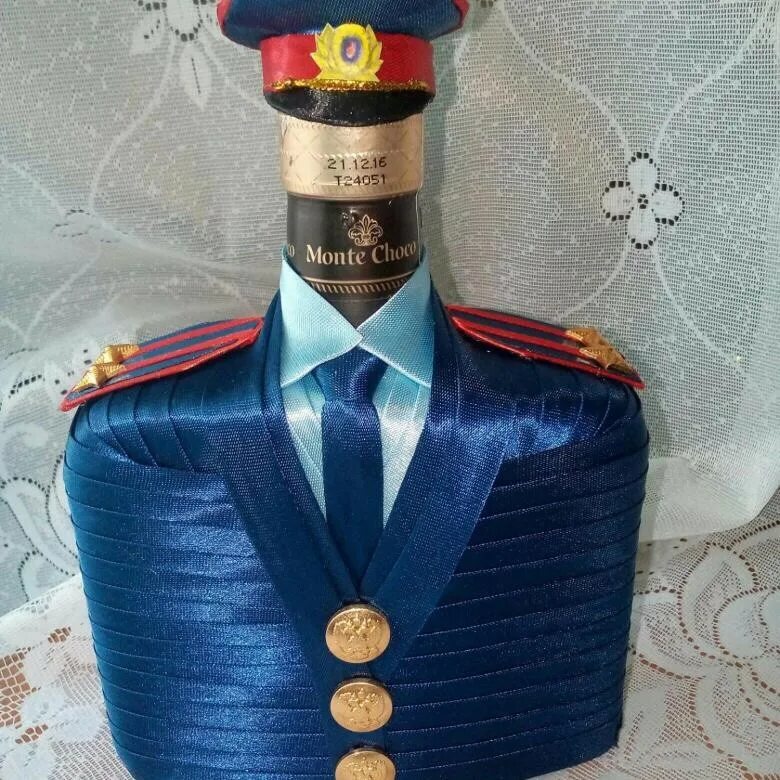 Что подарить девушке на день полиции. Подарок на день милиции. украшение бутылки полицейский. бутылка подарочная для полицейского. подарок на день полиции мужчине.