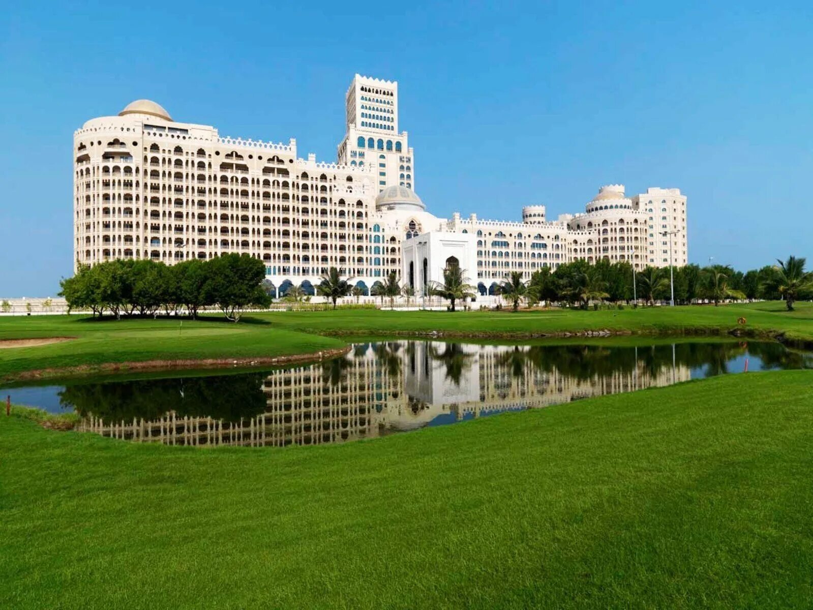 Al khaimah uae. Waldorf Astoria рас-Аль-Хайма. Дубай Waldorf Astoria ras. Рас Аль Хайма ОАЭ. Waldorf Astoria ras al Khaimah 5 Аль ХАМРА.