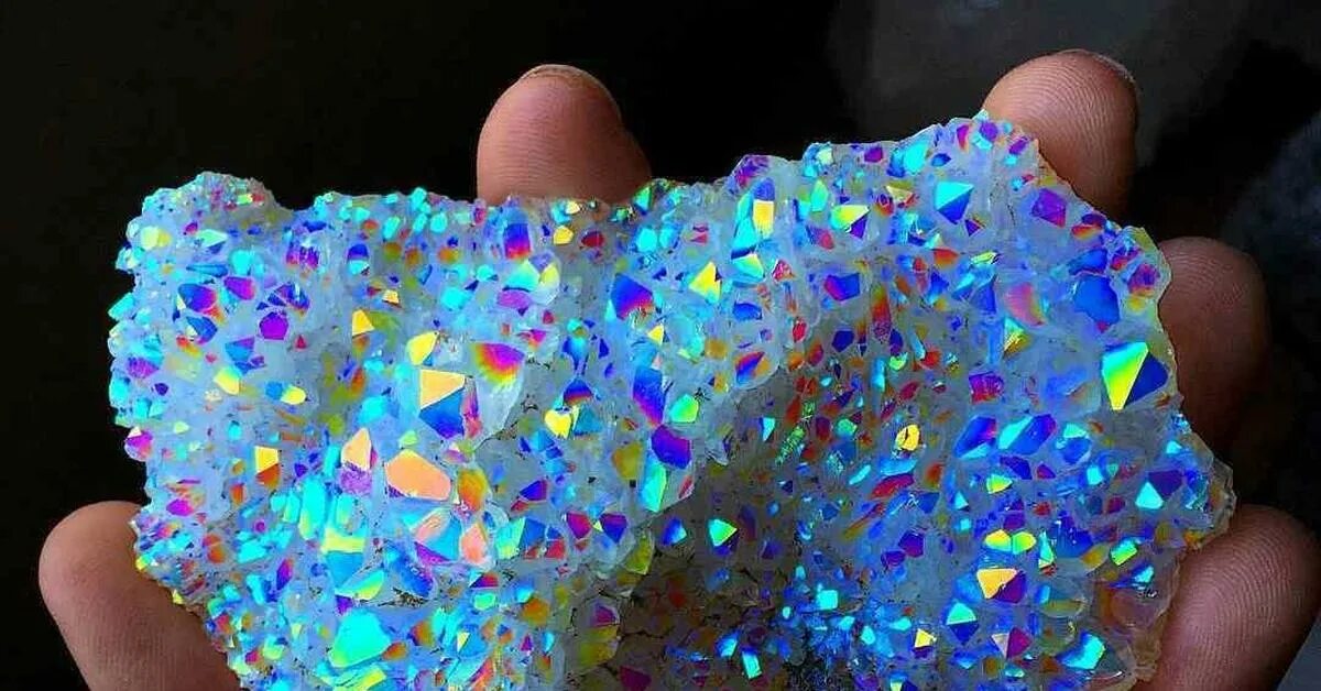 Прозрачный камень переливается всеми цветами радуги. Камень который переливается всеми цветами радуги. Камень переливающийся разными цветами. Кристалл переливающийся всеми цветами радуги. Переливающиеся минералы.