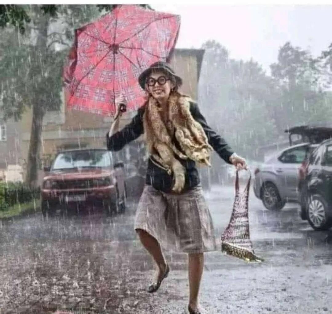 Человек идет по дороге. Солнце на дороге. Девушка идет по дороге. Как я тебя узнаю. Девочка идет по дороге.