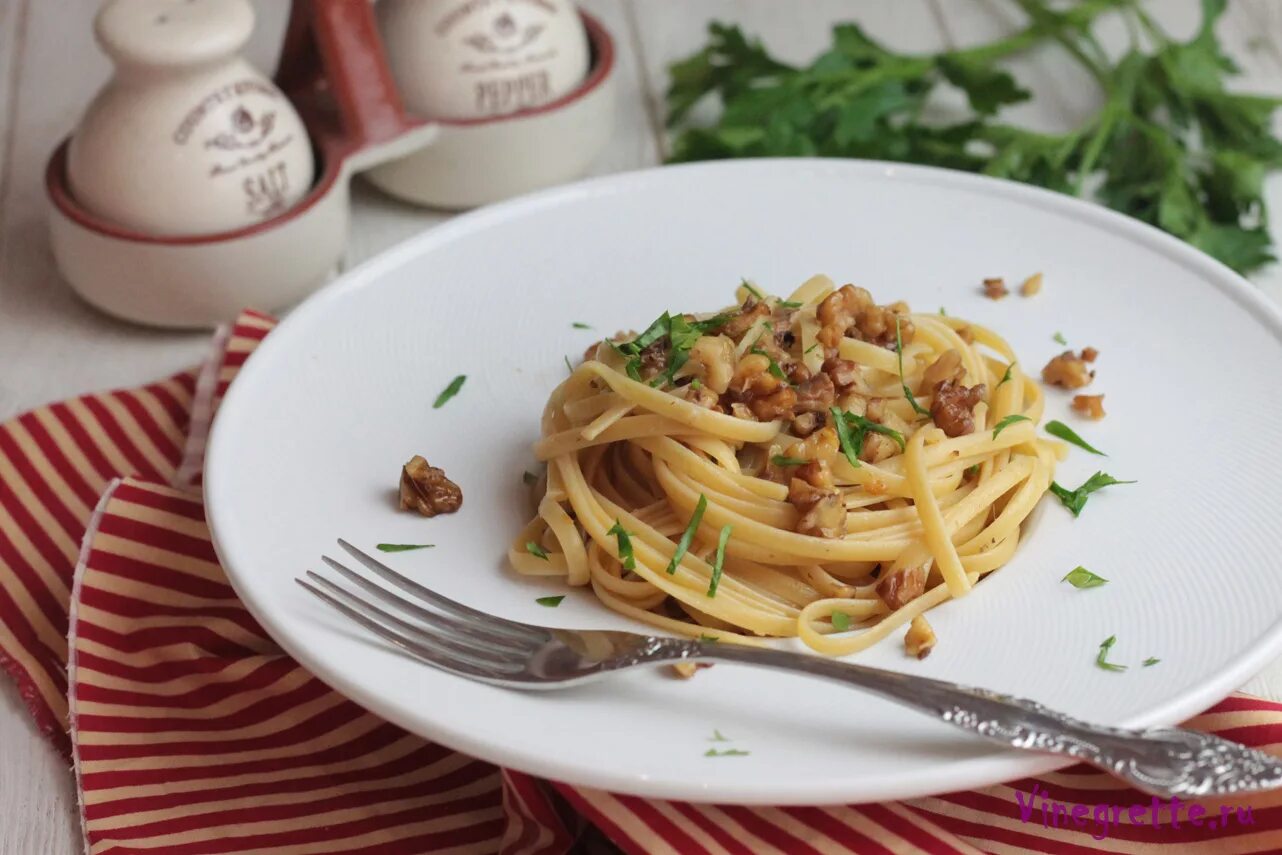 Лингвинит. Лапша лингвини. Итальянская паста лингвини. Тальятелле с крабом. Лингуине.