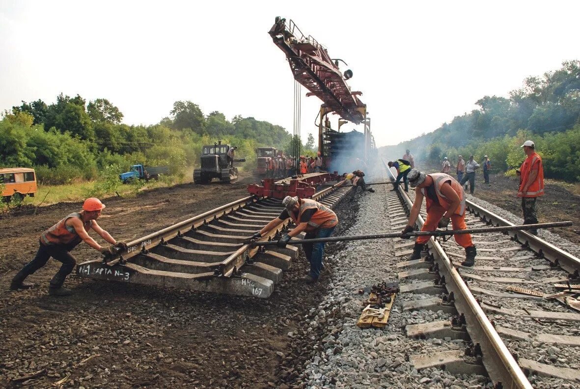 Ремонт железных путей. Рабочие на железной дороге. Ремонт железных путей. Путеец ржд. Работники на жд путях.