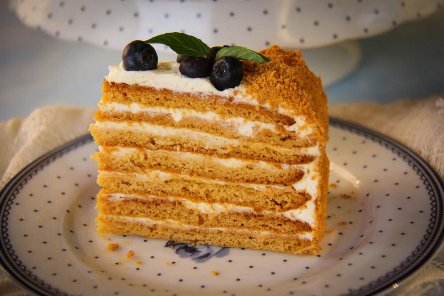 Торт медовик заварной рыжик. Торт медовик классический. Торт прага медовик наполеон. Торты тирамису медовики. Медовик пушкин.