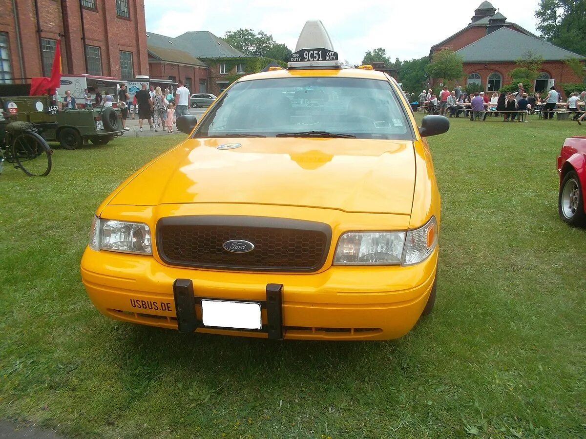 Такси бийск цена. Форд Crown Victoria 1998. Ford Crown Victoria жёлтый.