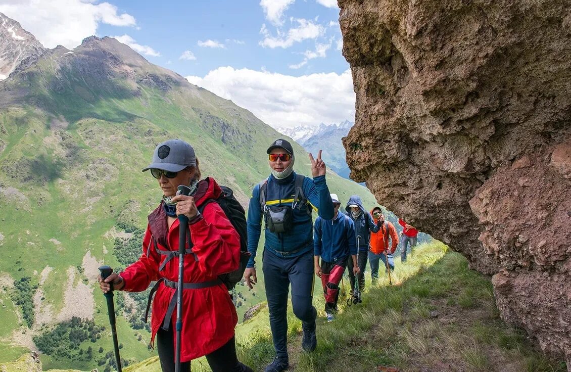 подняться на гору пешком. виа феррата крым. прогулки по горам. подъем в гору. восхождение на гору.