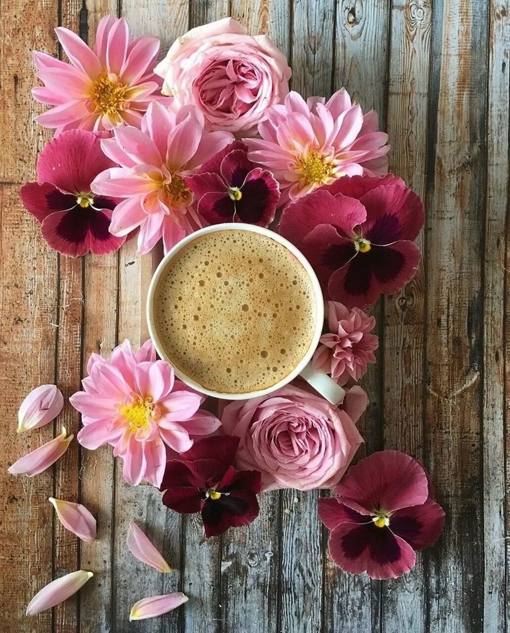Кофе и цветы. Кофе с цветами. Чашка кофе и цветы. Утро кофе цветы. Доброе утро стильные наикрасивейшие открытки