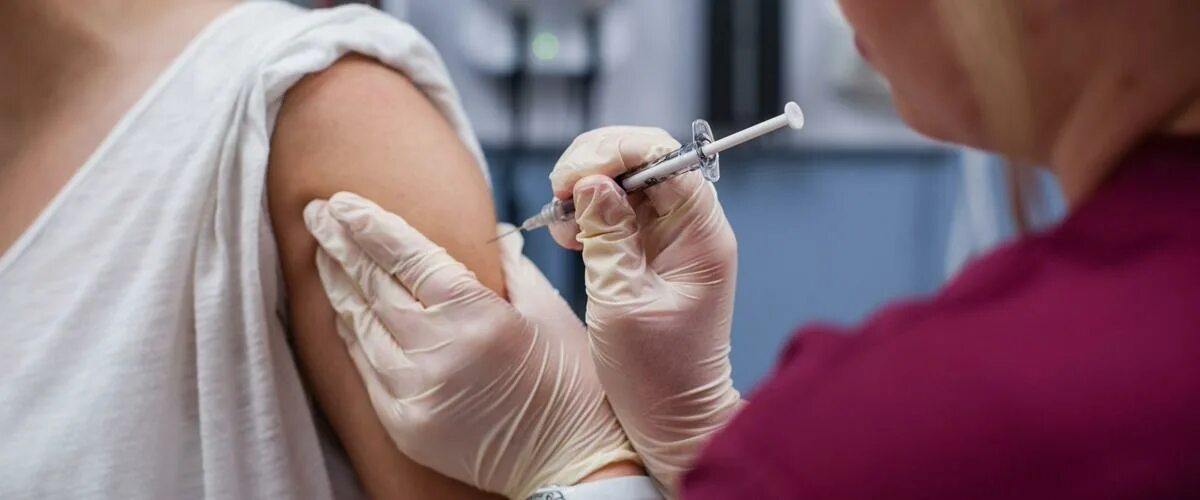 Вакцинация сразу. Грипп вакцина. Вакцинация один из методов. Два шприца для вакцинации. Против прививок.