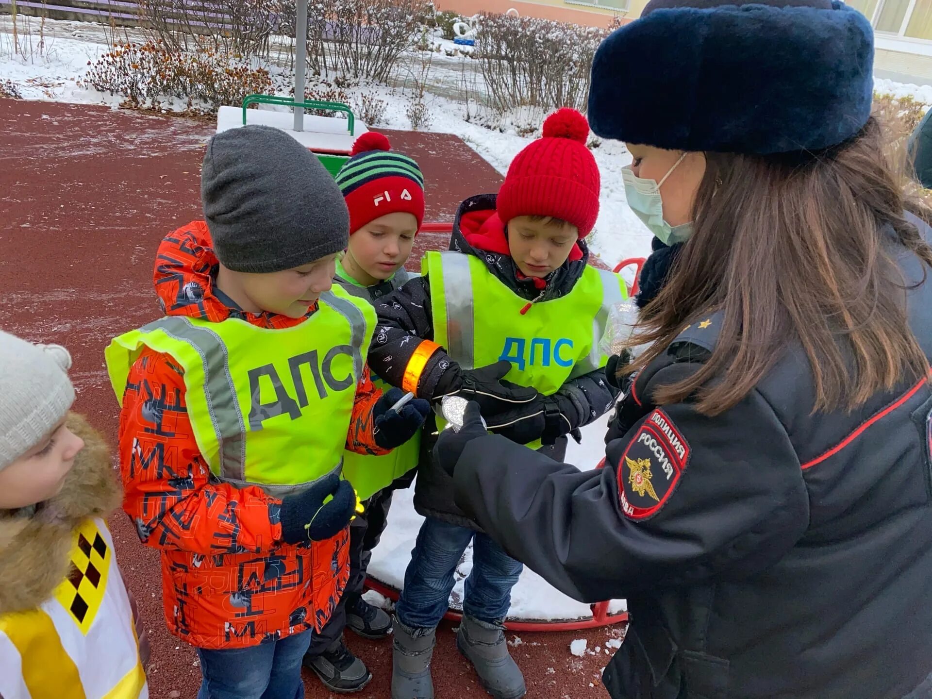 Безопасное колесо 2014. Помощник гаишника. Помощник гаишника. Отряд юных инспекторов движения. Помощник гибдд.