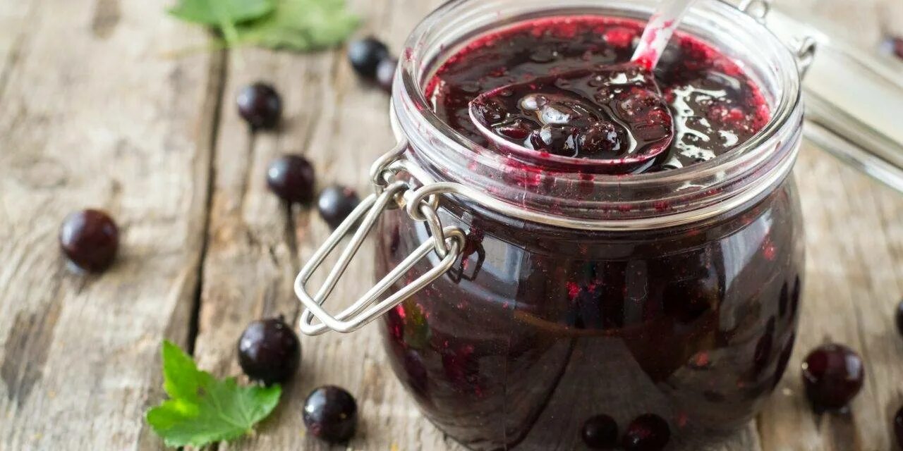 Варенье из черной смородины и меда. Варенье из смородины пятиминутка. Варенье из смородины пятиминутка. Вишневое варенье с черной смородиной. Смородина в разрезе.