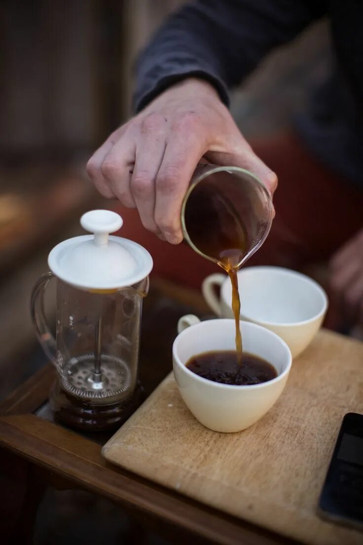 Любитель кофе. Чай в кофейне. Огромная чашка кофе Грузия. Подогрев чая в кофейне. Perfect cups