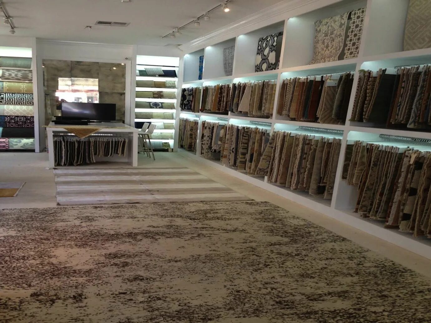 Flooring stores. Шоурумы для ковры. Магазин лофт ковров. Ковер в офис. Колхозный шоурум.