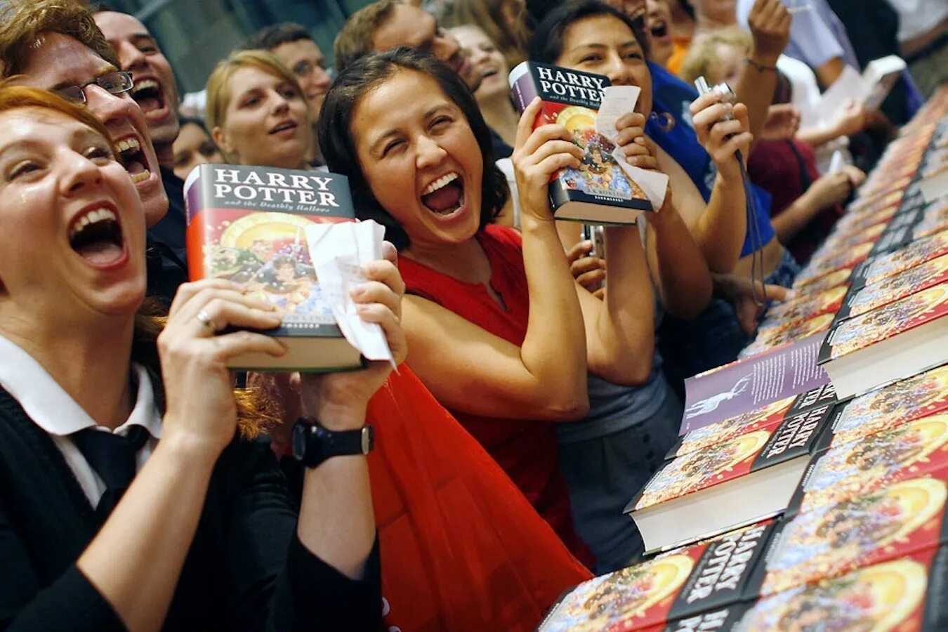 Скопление людей. Эмоции толпы. Толпа читать. Парфюмер фильм 2006. Радость толпы.