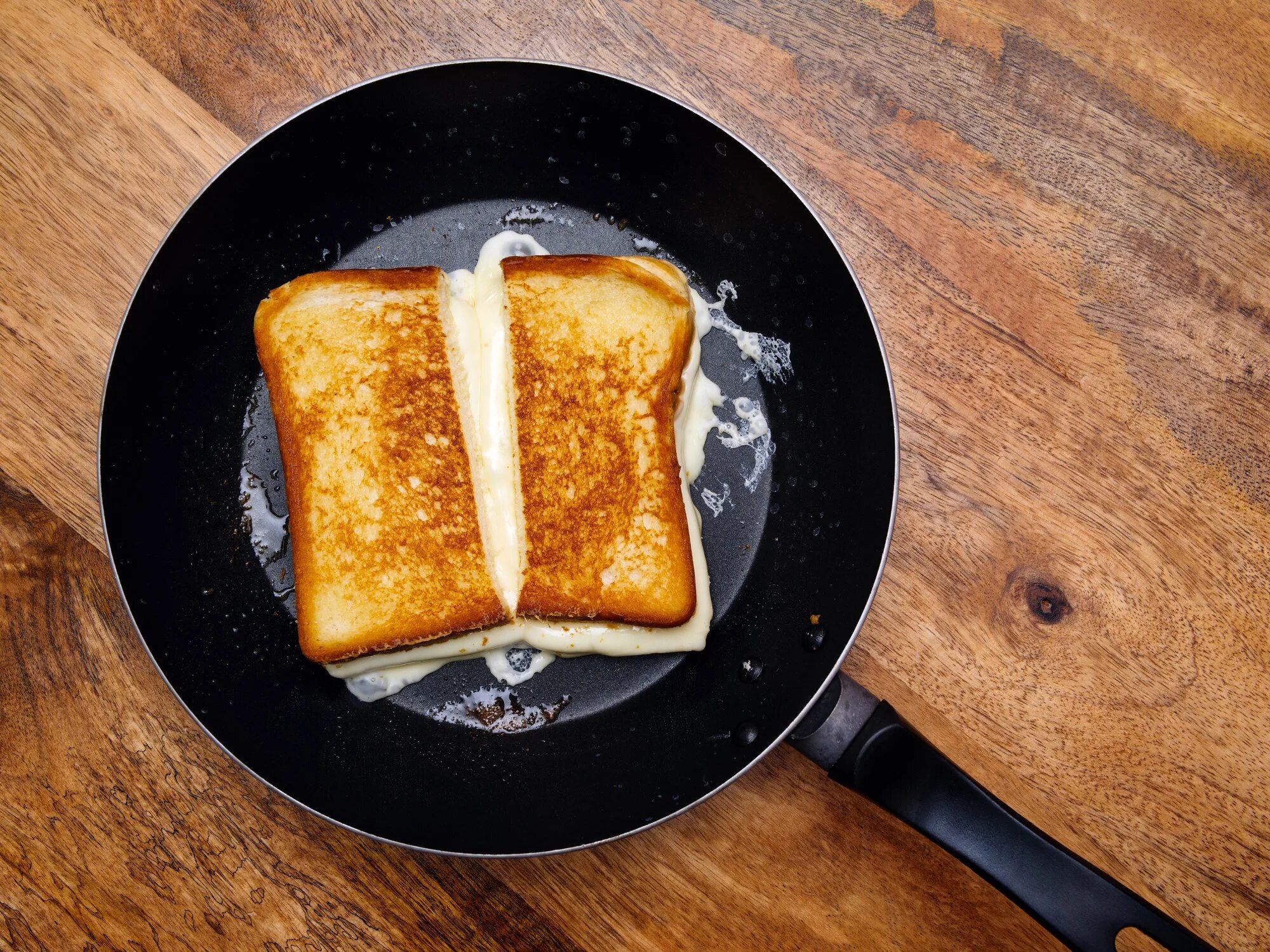 Можно ли жарить на бумаге. Тосты с сыром на сковороде. Жареный хлеб с сыром. Сырный тост. Сырные тосты на сковородке.