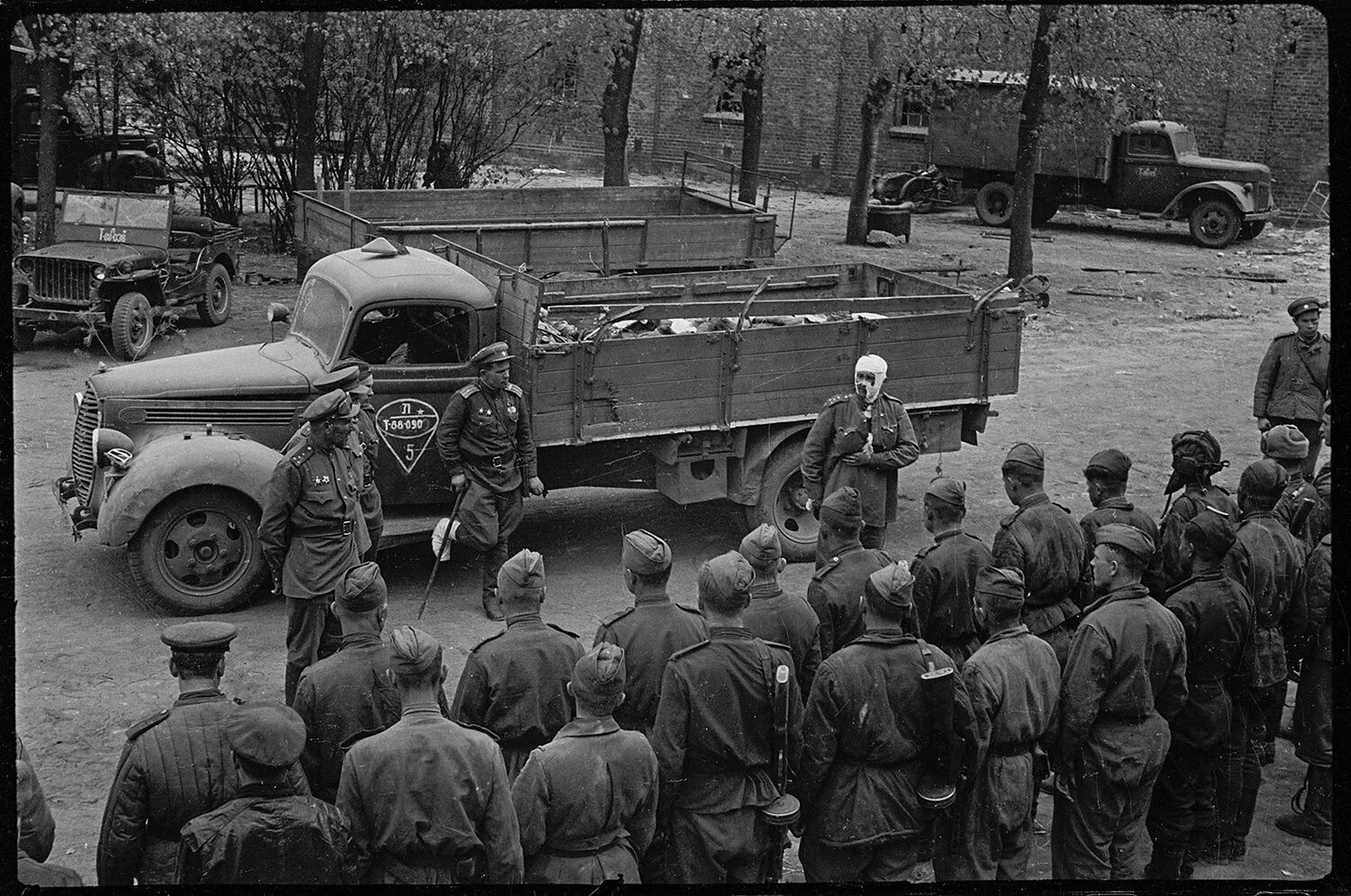 Фотографии второй мировой войны. Валерий Фаминский частная коллекция Артура Бондаря. Грузовик Берлин 1945. Редкие негативы второй мировой войны фотографа Валерия Фаминского. Фронтовые снимки военного фотографа Валерия Фаминского.