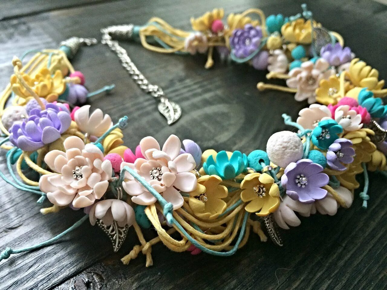 Украшения из керамики. Полимерная глина бижутерия. Из полимерной глины. Полимерная глина ручная работа. Полимерная глина украшения.