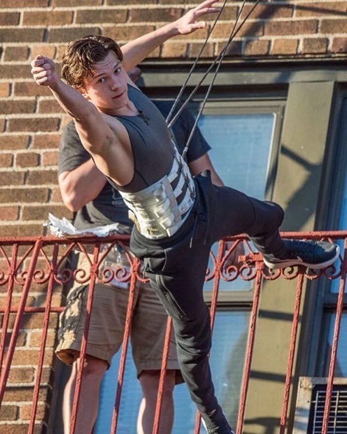Том холланд нет пути. Tom holland. том холланд на съемках. том холланд на съемках человека паука. питер паркер том холланд 2025.