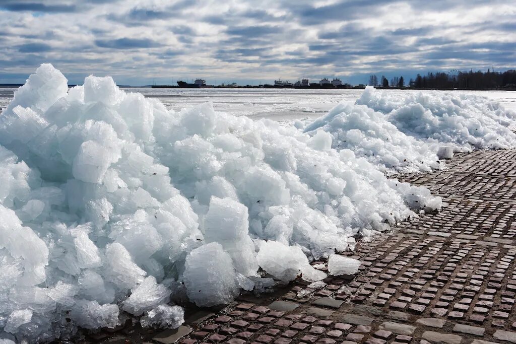 эксперимент таяние соли. ледяная соль. лед и соль эксперимент. противогололедные реагенты. топление льда.
