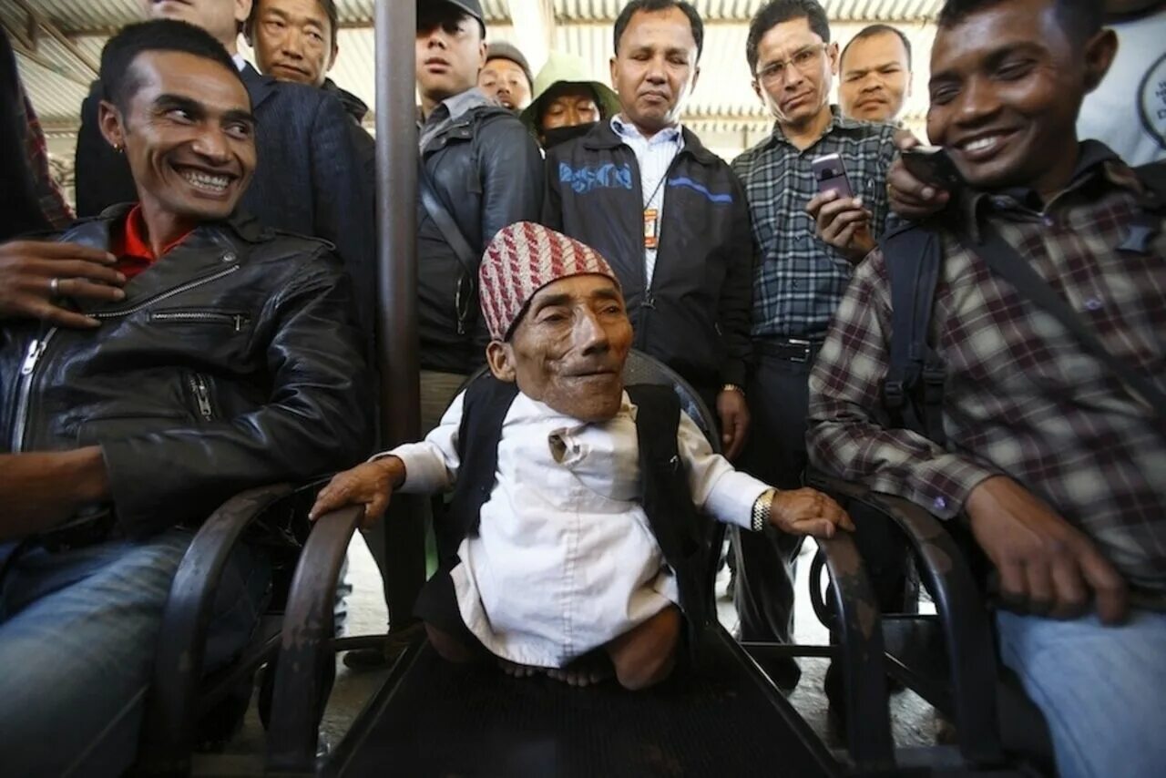 Людей в мире растет а. Самый маленький человек Чандра Бахадур Данги.. Чандра Бахадур Данги рост.