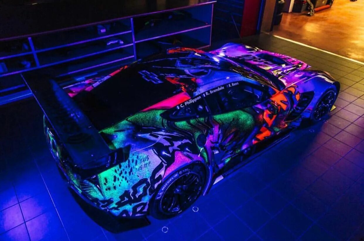 Glow car. Glow art cars. corvette night.