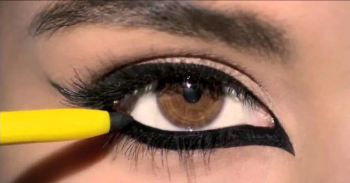 Kajal eyeliner. Каялы для глаз. Глаза с каялом. Кайал для глаз. Каял макияж.