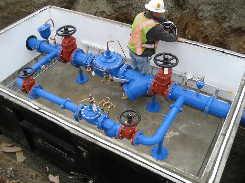 монтаж запорной арматуры трубопроводов. задвижка на хвс cw202m. запорная арматура на пнд 75 трубу. водопроводная арматура. ржавая задвижка.