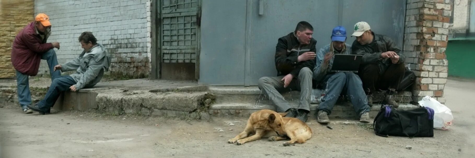 Перед бомжей. Бездомные на улицах России.