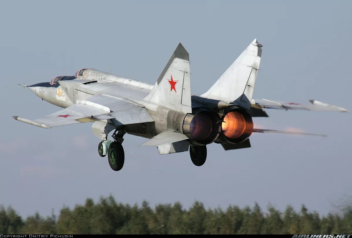 Самолет миг 25п. Mig 25. Истребитель-перехватчик миг-25. Миг 25 ГДР.